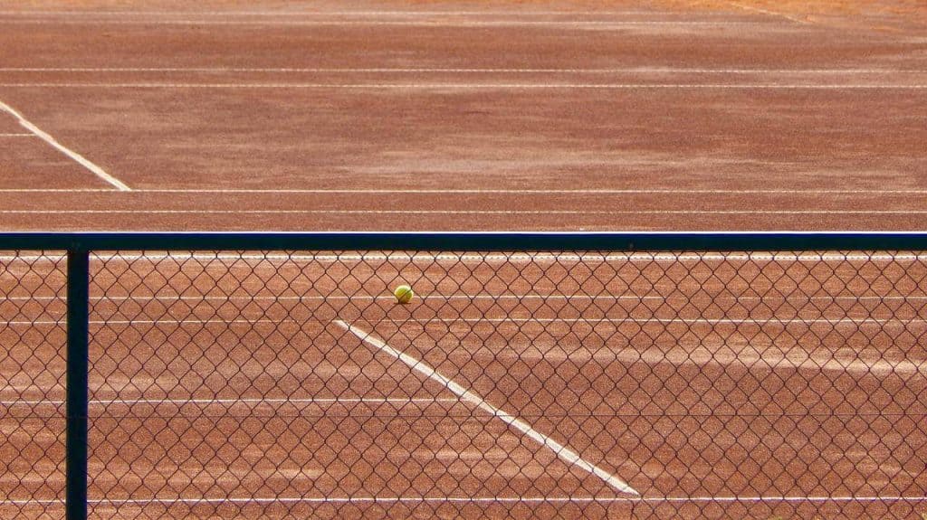 What is a Dead Spot on a Tennis Court?